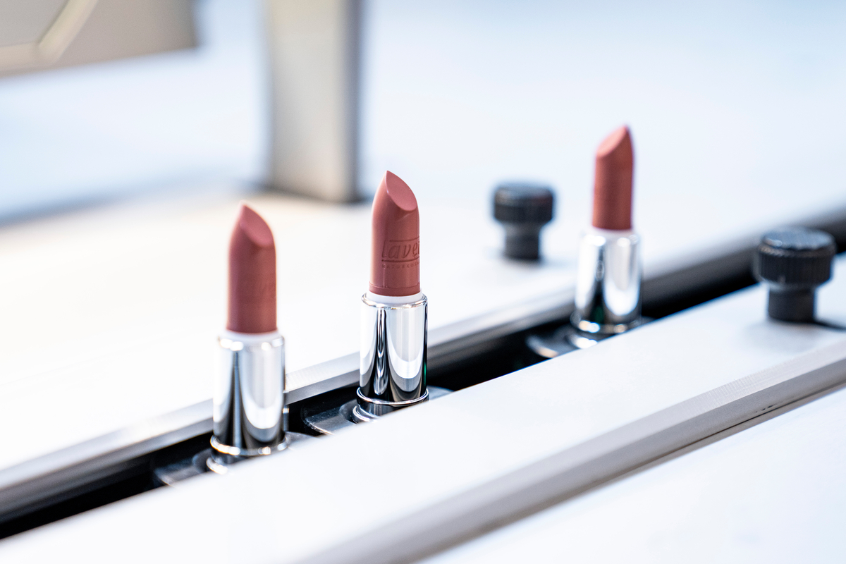 Produktion Lippenstifte lavera